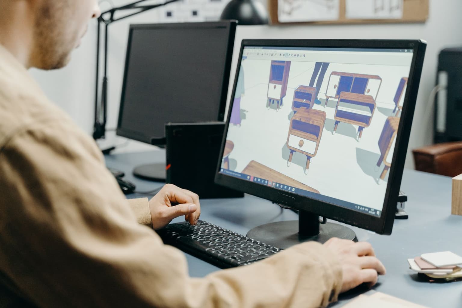 Designer al lavoro sulla modellazione 3D di un prodotto