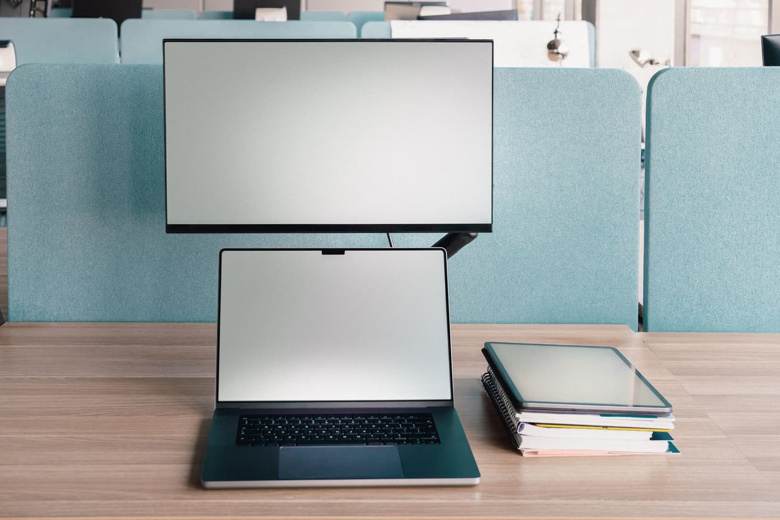 Workspace creativo con monitor per il redesign di esperienze digitali